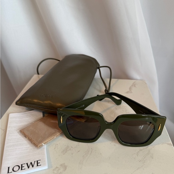 ✨ Brand New Loewe Sunglasses ✨ - Picture 2 of 10